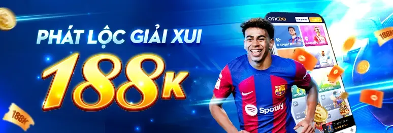 Bàn Blackjack với các lá bài và chip cá cược tại kl99 chính thức